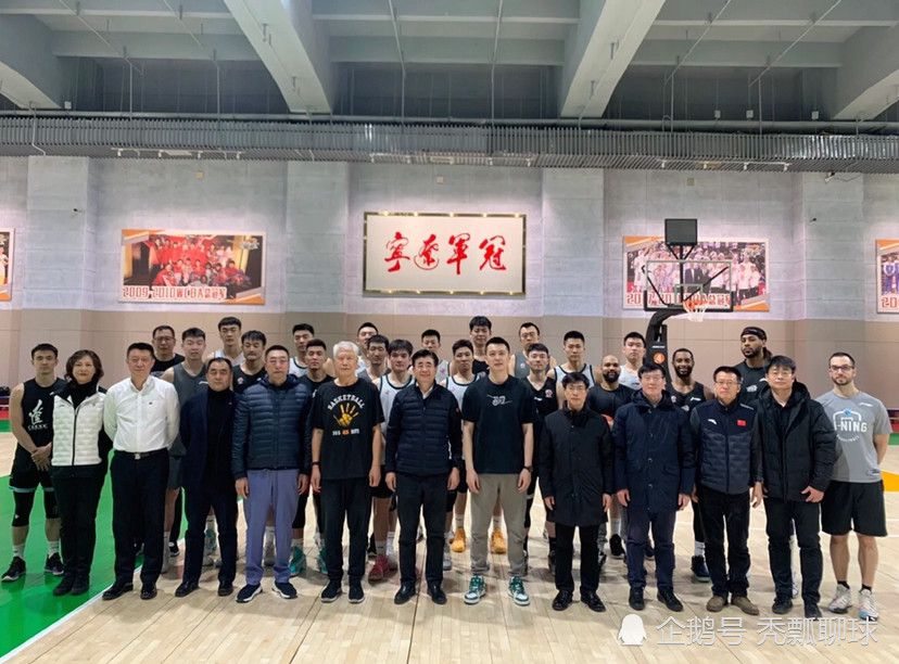 萧海龙心里咯噔一下，意识到叶辰可能没这么容易放过自己，于是二话不说，立刻把头磕在医院光滑坚硬的地板上，咣咣咣连磕三个。